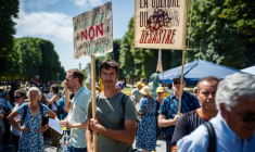 Manifestation contre la loi Duplomb à Paris le 30 juin 2025 ( AFP / Dimitar DILKOFF )