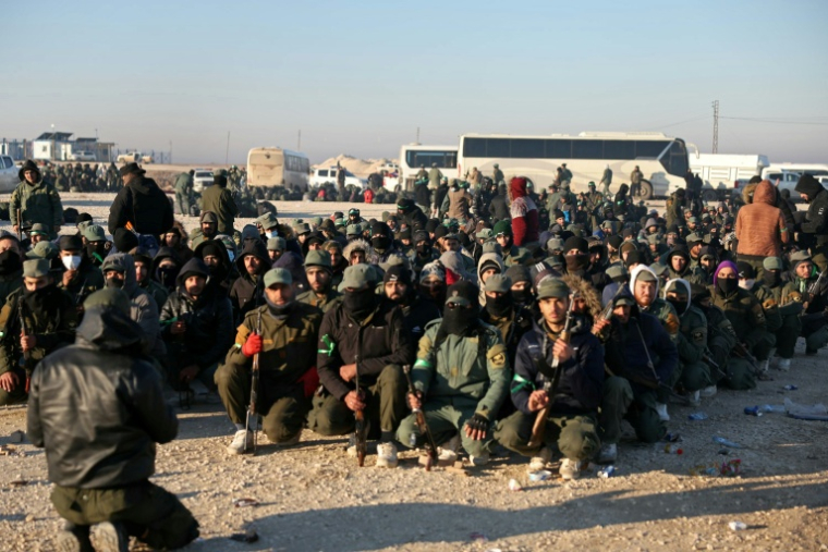 Des membres des forces de sécurité syriennes sécurisent le camp d'Al-Hol, dans la province de Hassaké, le 21 janvier 2026 ( AFP / OMAR HAJ KADOUR )