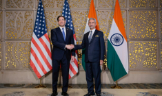 Poignée de mains entre le secrétaire d’État américain Marco Rubio (g) et le ministre indien des Affaires étrangères Subrahmanyam Jaishankar au Taj Mahal Palace Hotel, à Bombay, le 20 octobre 2026. ( POOL / Kylie Cooper )