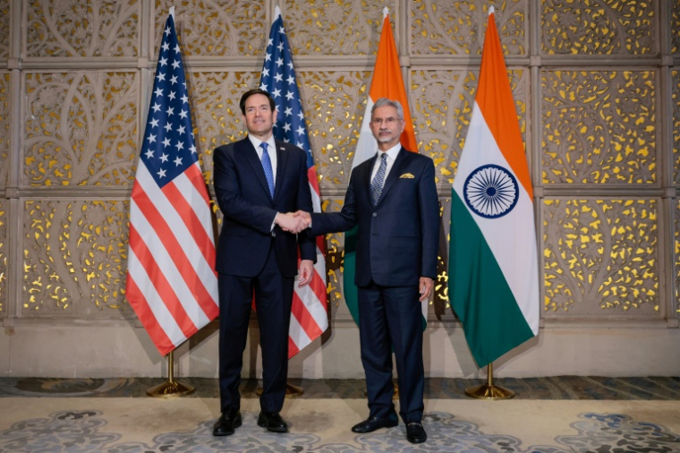 Poignée de mains entre le secrétaire d’État américain Marco Rubio (g) et le ministre indien des Affaires étrangères Subrahmanyam Jaishankar au Taj Mahal Palace Hotel, à Bombay, le 20 octobre 2026. ( POOL / Kylie Cooper )
