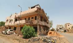 Un ouvrier répare un bâtiment endommagé suite au retour des Soudanais déplacés dans la capitale Khartoum, le 20 septembre 2026 ( AFP / Ebrahim HAMID )
