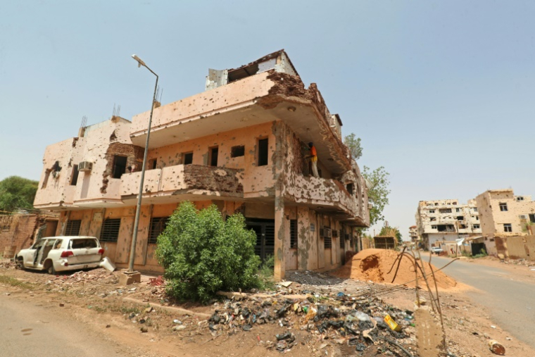 Un ouvrier répare un bâtiment endommagé suite au retour des Soudanais déplacés dans la capitale Khartoum, le 20 septembre 2026 ( AFP / Ebrahim HAMID )