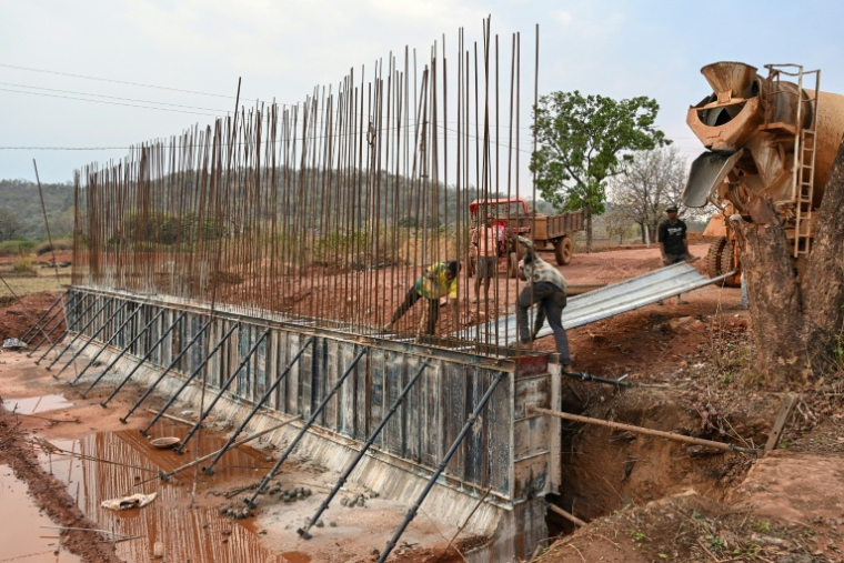 Des ouvriers construisent une route à Bijapur, dans l'État du Chhattisgarh, le 31 mars 2026 en Inde ( AFP / Shammi MEHRA )