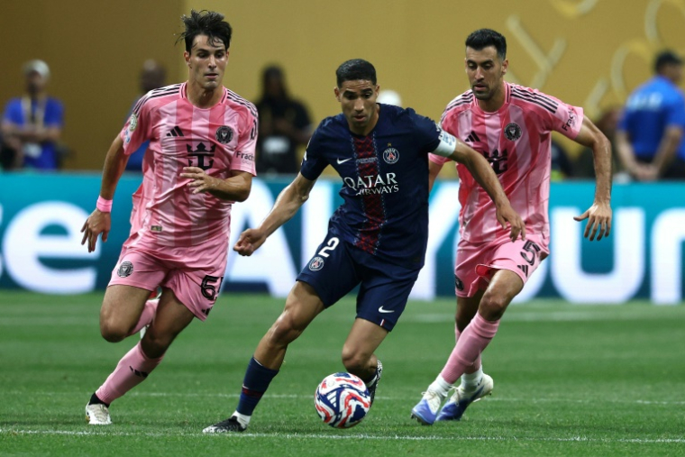 Le latéral marocain du PSG Achraf Hakimi entouré de Tomas Aviles (gauche) et Sergi Busquets (droite) lors du 8e de finale du Mondial des clubs entre le PSG et l'Inter Miami à Atlanta le 29 juin 2025 ( AFP / FRANCK FIFE )