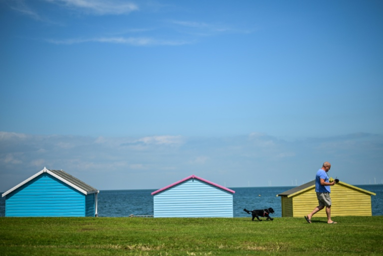 Des cabines sur la plage de Tankerton, à Whitstable, dans le sud-est de l'Angleterre, le 23 juillet 2025 ( AFP / Ben STANSALL )