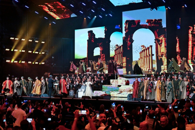 La chanteuse syrienne Asala Nasri, revenue en Syrie après 15 ans d'exil, lors d'un concert à Damas, le 17 septembre 2026 ( AFP / LOUAI BESHARA )