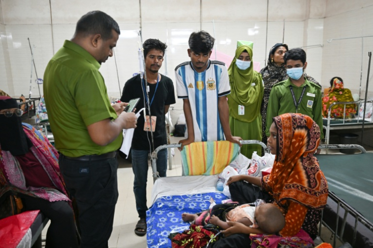 Un enfant reçoit un traitement contre la rougeole à l'hôpital Shishu, le 4 septembre 2026 à Dacca, au Bangladesh ( AFP / Salahuddin Ahmed )