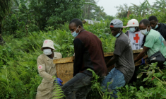 Un cercueil transporté par des bénévoles de la Croix-Rouge dans l'est de la République démocratique du Congo, après une attaque contre le village de Ntoyo, le 10 septembre 2025 ( AFP / Seros MUYISA )