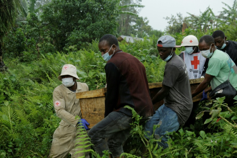 Un cercueil transporté par des bénévoles de la Croix-Rouge dans l'est de la République démocratique du Congo, après une attaque contre le village de Ntoyo, le 10 septembre 2025 ( AFP / Seros MUYISA )