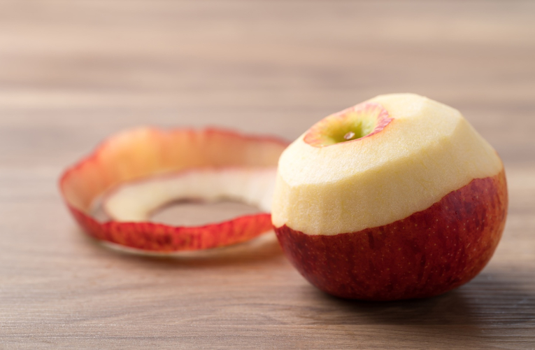 La peau de la pomme contient environ deux fois plus de fibres que la chair et une forte concentration de composés phénoliques qui agissent comme des antioxydants naturels. (crédit: Adobe Stock)