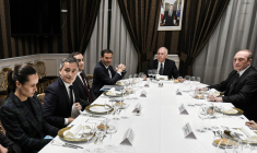 Gérald Darmanin et des élus corses à Paris, le 26 février 2024. ( AFP / STEPHANE DE SAKUTIN )