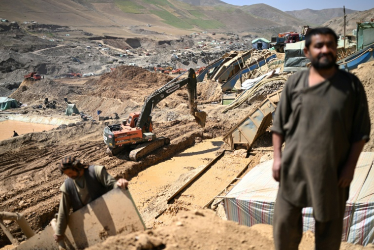 Des mineurs afghans travaillent sur une montagne, dans la zone de Shiwa, en Afghanistan, le 28 juillet 2026 ( AFP / Wakil KOHSAR )