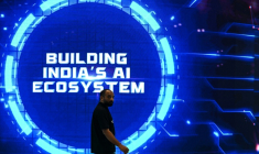 Visiteur passant devant un écran au sommet sur l'IA de New Delhi le 17 février 2026. ( AFP / Arun SANKAR )