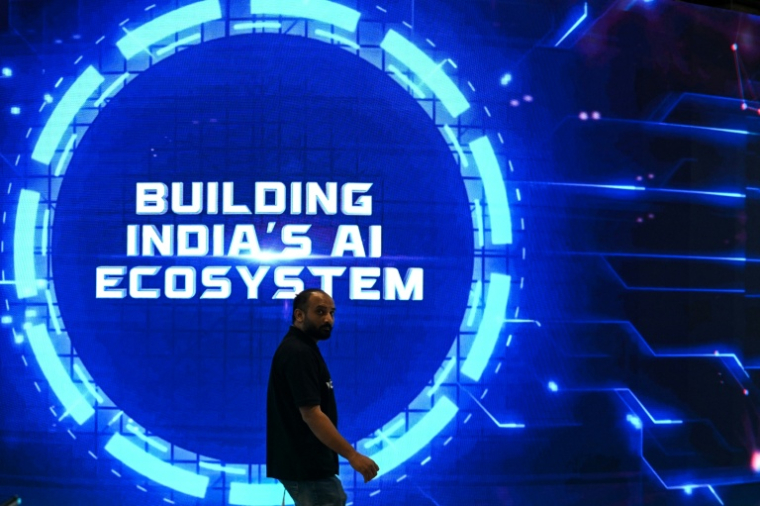 Visiteur passant devant un écran au sommet sur l'IA de New Delhi le 17 février 2026. ( AFP / Arun SANKAR )