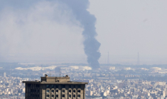 Une colonne de fumée s'élève d'une raffinerie attaquée par Israël à Téhéran, le 17 juin 2025 ( AFP / ATTA KENARE )