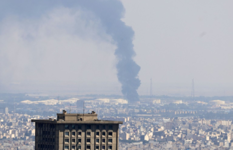 Une colonne de fumée s'élève d'une raffinerie attaquée par Israël à Téhéran, le 17 juin 2025 ( AFP / ATTA KENARE )