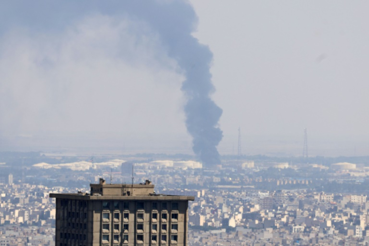 Une colonne de fumée s'élève d'une raffinerie attaquée par Israël à Téhéran, le 17 juin 2025 ( AFP / ATTA KENARE )