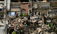Des secouristes recherchent des victimes sur le site d'un immeuble effondré à Catia La Mar, dans l'État de La Guaira, le 6 juillet 2026 au Venezuela ( AFP / MARTIN BERNETTI )
