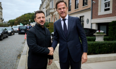 Photo diffusée par le service de presse de la présidence ukrainienne le 15 octobre 2026 montrant le président ukrainien Volodymyr Zelensky (g) et le secrétaire général de l'Otan Mark Rutte lors d'une rencontre en marge d'un sommet de l'UE à Bruxelles ( Service de presse de la présidence ukrainienne / Handout )