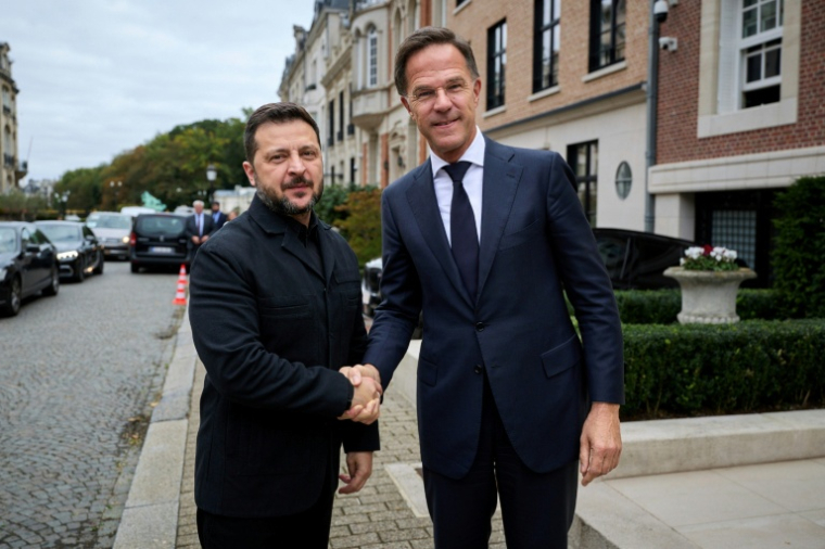 Photo diffusée par le service de presse de la présidence ukrainienne le 15 octobre 2026 montrant le président ukrainien Volodymyr Zelensky (g) et le secrétaire général de l'Otan Mark Rutte lors d'une rencontre en marge d'un sommet de l'UE à Bruxelles ( Service de presse de la présidence ukrainienne / Handout )
