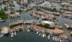Vue aérienne du port résidentiel de Port Grimaud, le 9 septembre 2026 dans le Var ( AFP / Miguel MEDINA )