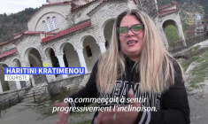 "Penchée, sans la moindre fissure" : en Grèce, une église inclinée attire les curieux
