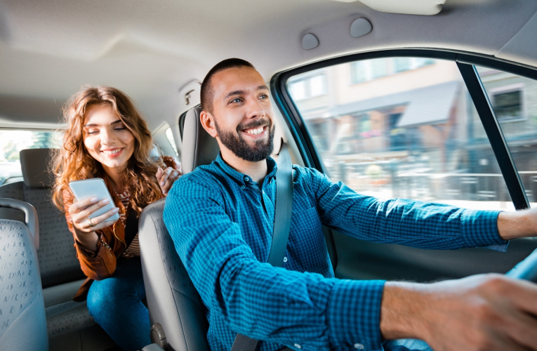 VTC ou voiture achetée : quel est le mode de transport le moins cher ? (Crédits photo : Shutterstock)