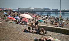 La plage de Brighton dans le sud de l'Angleterre pendant une vague de chaleur le 25 mai 2026  ( AFP / Ben STANSALL )