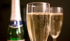 En moyenne, pour 2023 sur la grande distribution, le litre de champagne coûte 30 euros, contre 6,46 euros en moyenne pour un autre vin pétillant. (Thomas B / Pixabay)