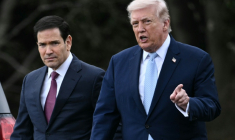 Donald Trump (à droite) et son secrétaire d'Etat Marco Rubio discutent devant la Maison Blanche, le 20 mars 2026 à Washington ( AFP / Brendan SMIALOWSKI )