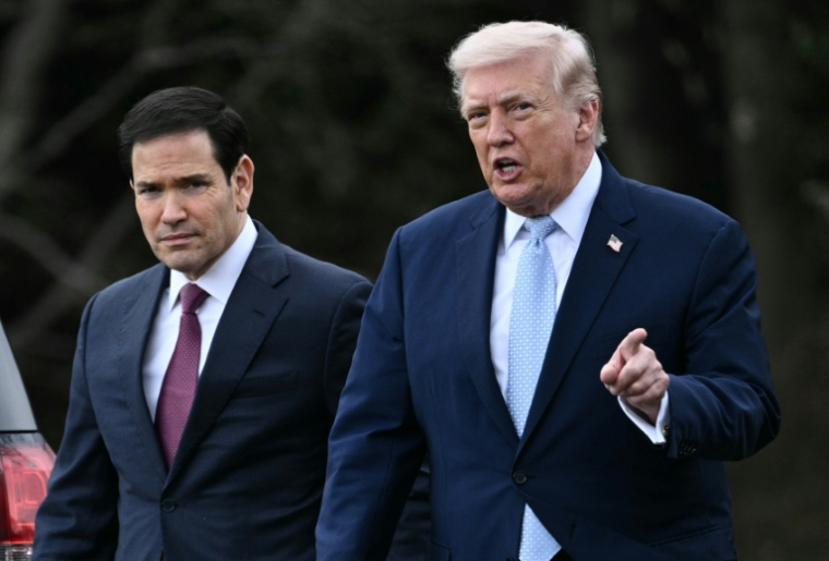 Donald Trump (à droite) et son secrétaire d'Etat Marco Rubio discutent devant la Maison Blanche, le 20 mars 2026 à Washington ( AFP / Brendan SMIALOWSKI )