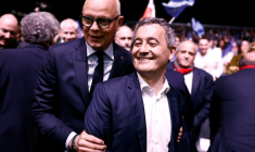 Edouard Philippe pose avec Gérald Darmanin, alors ministre de l'Intérieur, le 9 mars 2024 à Lille ( AFP / Sameer Al-Doumy )