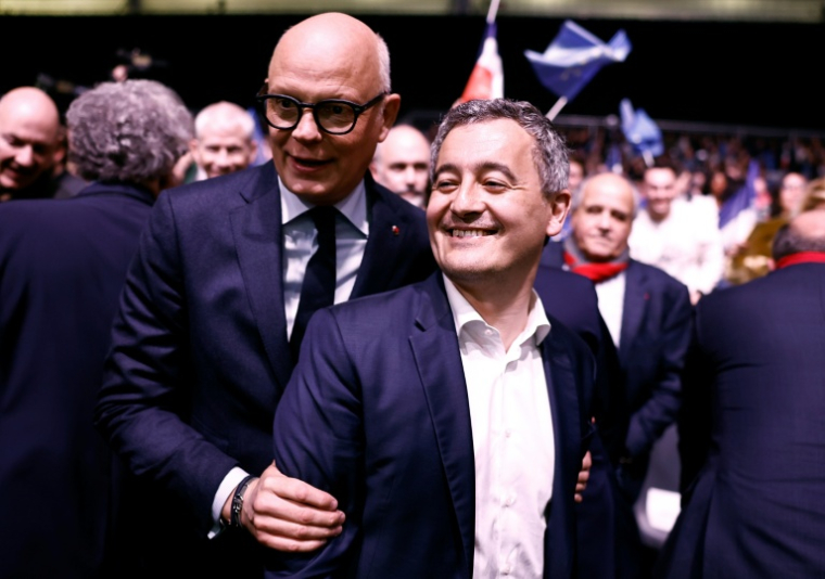Edouard Philippe pose avec Gérald Darmanin, alors ministre de l'Intérieur, le 9 mars 2024 à Lille ( AFP / Sameer Al-Doumy )