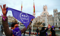 DES MILLIERS DE FEMMES MANIFESTENT EN ESPAGNE POUR RÉCLAMER L'ÉGALITÉ