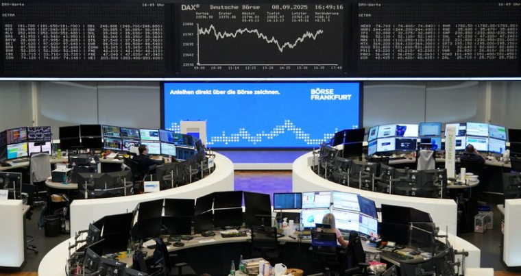 Le graphique de l'indice allemand DAX est photographié à la bourse de Francfort