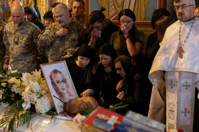 Cérémonie d'obsèques des deux soeurs de 12 et 17 ans tuées par une frappe russe ayant partiellement détruit un immeuble à Kiev, le 19 mai 2026 ( AFP / Tetiana DZHAFAROVA )