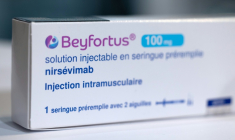Une boîte vaccin anti-bronchiolite Beyfortus d'AstraZeneca et Sanofi, le 27 septembre 2024 à Quimper ( AFP / FRED TANNEAU )