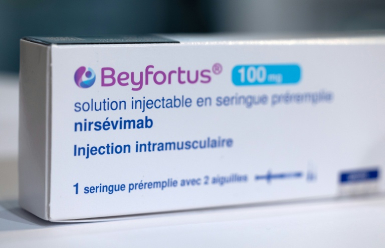 Une boîte vaccin anti-bronchiolite Beyfortus d'AstraZeneca et Sanofi, le 27 septembre 2024 à Quimper ( AFP / FRED TANNEAU )