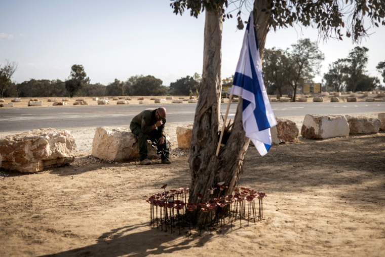 Un soldat israélien au mémorial du festival Nova Festival à Reim, dans le sud d'Israël, le 6 octobre 2025 ( AFP / JOHN WESSELS )