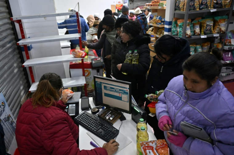 Des habitants achètent de l'huile dans un magasin Emapa à prix réduits à La Paz, le 11 juin 2025 en Bolivie ( AFP / AIZAR RALDES )