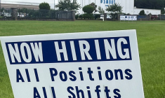 Affiche de recrutement près de l'usine de pièces automobiles SMART Alabama, LLC et filiale de Hyundai Motor Co., à Luverne