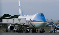 Air Force One sur le tarmac avant le départ du président américain Donald Trump de l'aéroport Esenboga d'Ankara, en Turquie, le 8 juillet 2026, après sa participation au sommet de l'Otan ( AFP / SAUL LOEB )