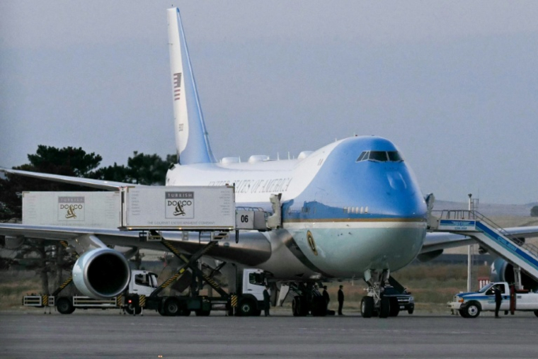 Air Force One sur le tarmac avant le départ du président américain Donald Trump de l'aéroport Esenboga d'Ankara, en Turquie, le 8 juillet 2026, après sa participation au sommet de l'Otan ( AFP / SAUL LOEB )