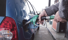 En France, l’augmentation des prix du carburant a suivi la hausse du cours du brut, alors que le baril de Brent a dépassé 90 dollars la semaine dernière.   (© Adobestock)
