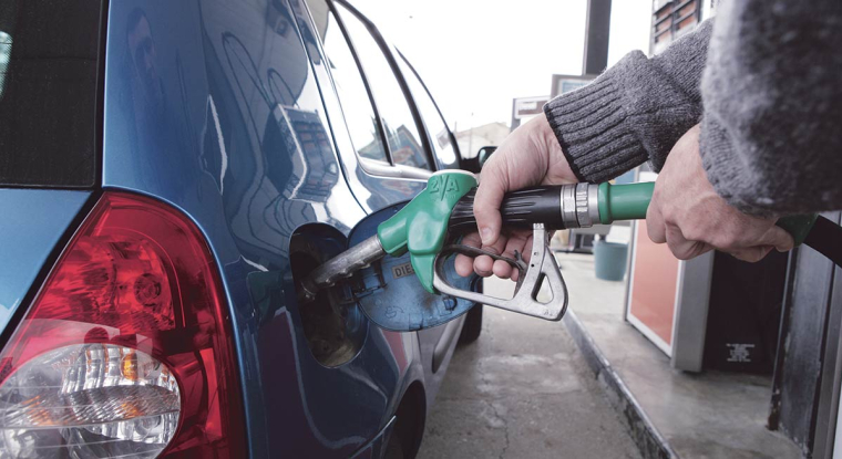 En France, l’augmentation des prix du carburant a suivi la hausse du cours du brut, alors que le baril de Brent a dépassé 90 dollars la semaine dernière.   (© Adobestock)