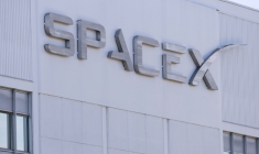 Un bâtiment de l'entreprise SpaceX à Hawthorne, en Californie, le 26 mars 2026 ( AFP / Patrick T. Fallon )