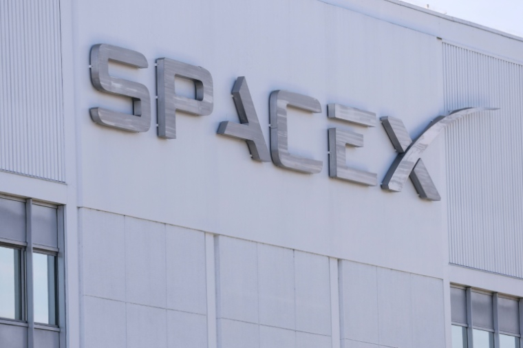 Un bâtiment de l'entreprise SpaceX à Hawthorne, en Californie, le 26 mars 2026 ( AFP / Patrick T. Fallon )
