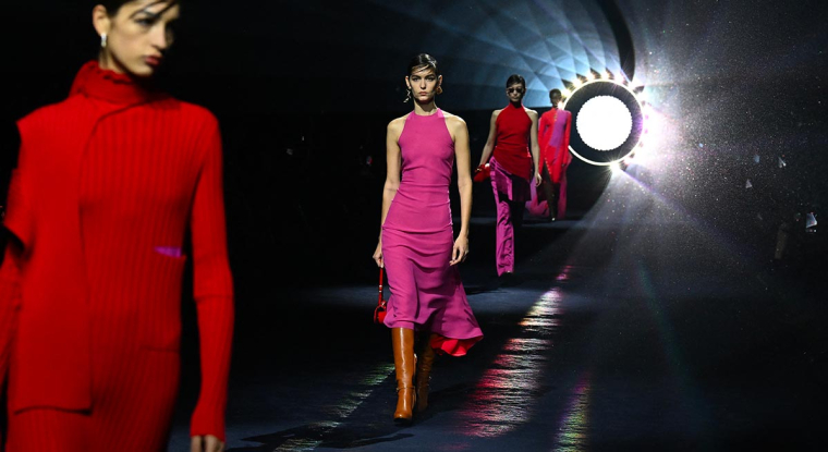 Les géants du luxe contribuent pour une large part à la performance du CAC 40. À eux trois, les titres Hermès, LVMH et Kering représentent 18% de l'indice boursier. Ils ont gagné respectivement 36, 29 et 20% depuis le début de l'année. (© AFP)