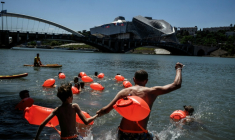 Des personnes se baignent  Lyon le 29 juin 2025 ( AFP / JEFF PACHOUD )