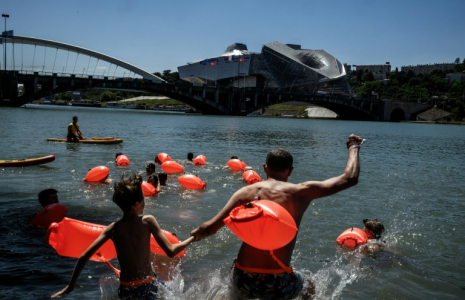 Des personnes se baignent  Lyon le 29 juin 2025 ( AFP / JEFF PACHOUD )